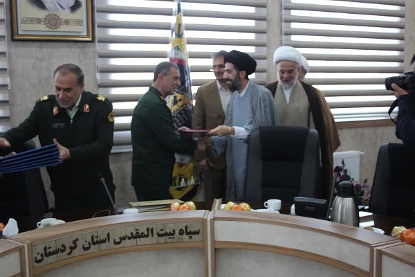 تقدیر از فرمانده سپاه کردستان تقدیر از فرمانده سپاه کردستان