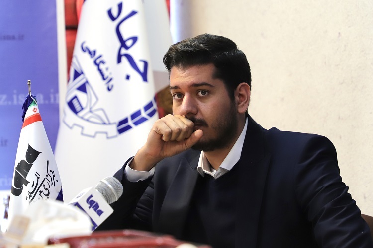 سینا طباخی نفر اول مسابقات بین‌المللی قرآن تجلیل شد