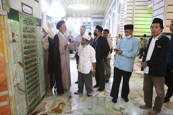 حضور اساتید اندونزیایی در حرم حضرت معصومه(س)