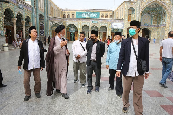 حضور اساتید اندونزیایی در حرم حضرت معصومه(س)