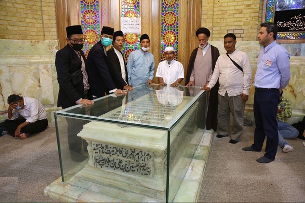 حضور اساتید اندونزیایی در حرم حضرت معصومه(س)