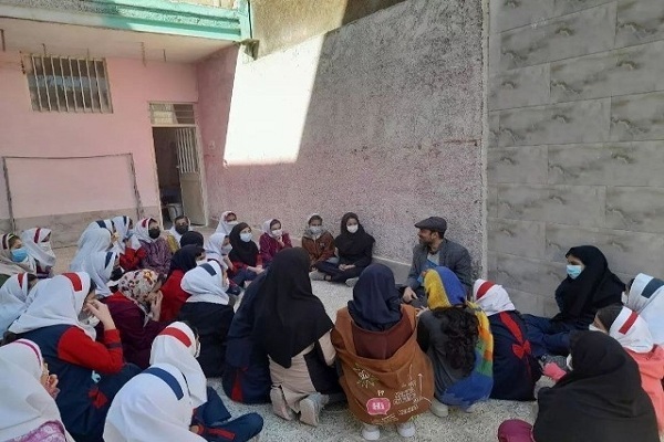 معلمی با یک کوله&zwnj;پشتی پُر از کتاب