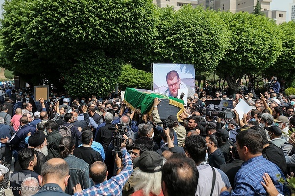 طالب‌زاده کنار شهید آوینی آرام گرفت + فیلم