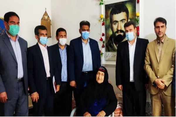 دیدار فرماندار چگنی با خانواده معلم شهید صیدکریم شکری&zwnj;شیخی