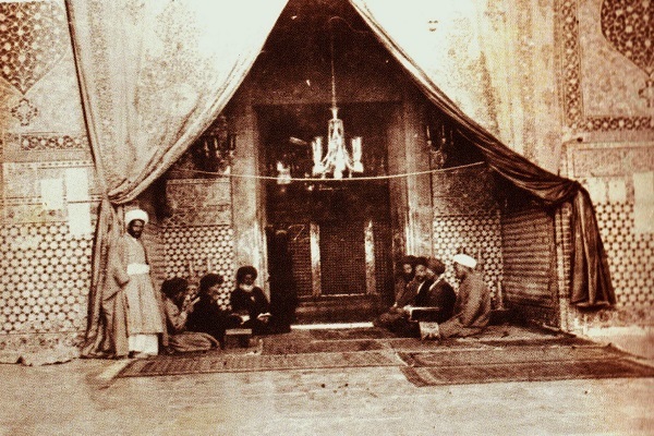 نگهداری آثار ۲۰ شغل و ۱۰ آیین قدیمی در حرم مطهرفاطمی/قرائت قرآن جمعی به سابقه&zwnj;&lrm; هشت قرن