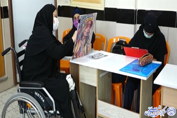 معلمی روی ویلچر 