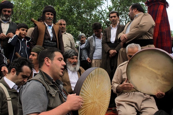 دف نوازی در مراسم کومسای