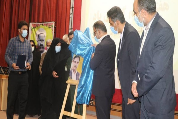 تمثال معلم ایثارگر لرستانی رونمایی شد