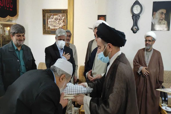 دیدار نماینده ولی&zwnj;&rlm;فقیه در لرستان با خانواده شهدای روحانی 