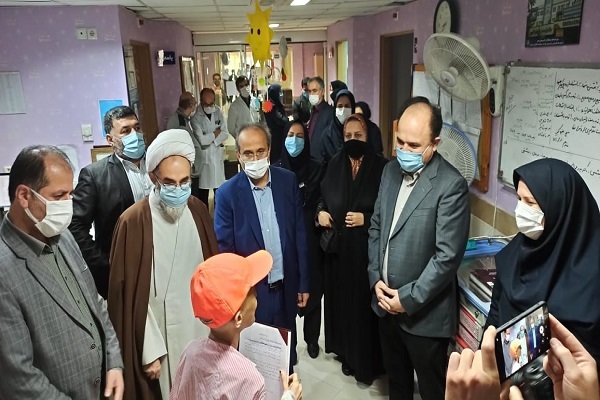 نماینده ولی فقیه در گیلان از کودکان بستری در بیمارستان 17شهریور رشت عیادت کرد