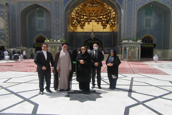 سفیر رومانی با حرم مطهر حضرت معصومه(س) آشنا شد  + عکس