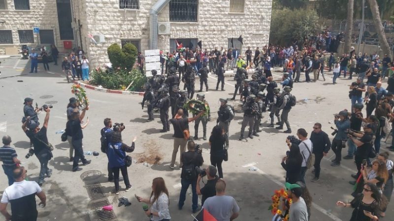 حمله نظامیان صهیونیست‌ها به مراسم تشییع «شیرین ابوعاقلة» در قدس