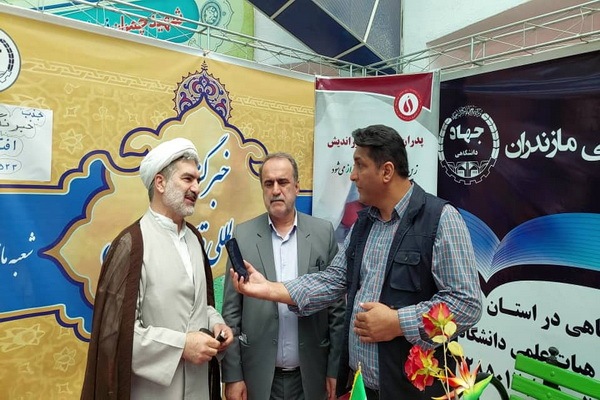 بازدید رئیس دانشگاه مازندران از غرفه ایکنا