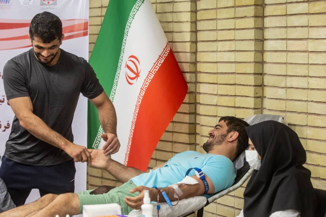 قهرمانان و پهلوانان کشتی ایران به جمع اهداکنندگان خون پیوستند