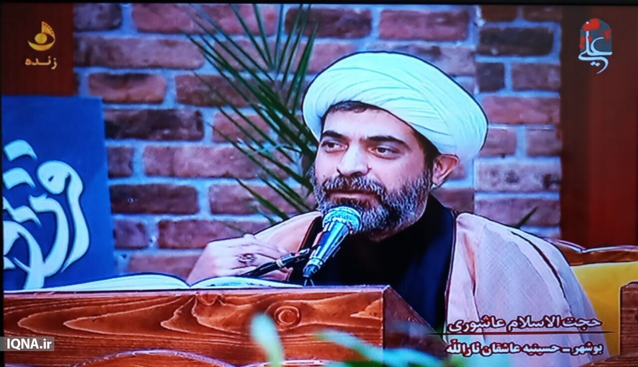 عکس | مرثیه‌خوانی فرزند شهید انقلاب در سوگواری امیرالمؤمنین(ع)