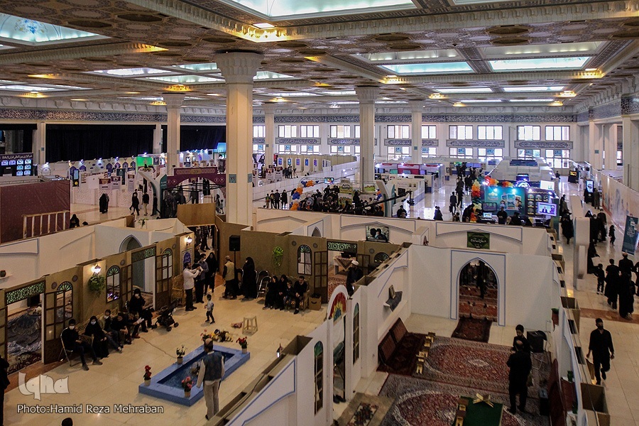عرضه محصولات دیجیتال دوزبانه پژوهشکده فرهنگ و معارف قرآن در مصلی