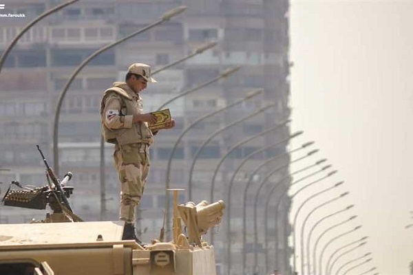 قرآن‌خواندن یک سرباز وظیفه؛ عکس برتر مسابقه جهانی