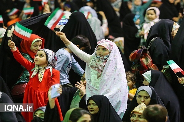 همخوانی سلام فرمانده در همایش دختران آفتاب