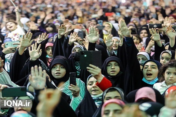 همخوانی سلام فرمانده در همایش دختران آفتاب