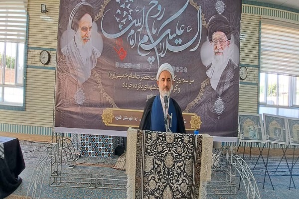 دشمن درصدد تخریب شخصیت حضرت امام است
