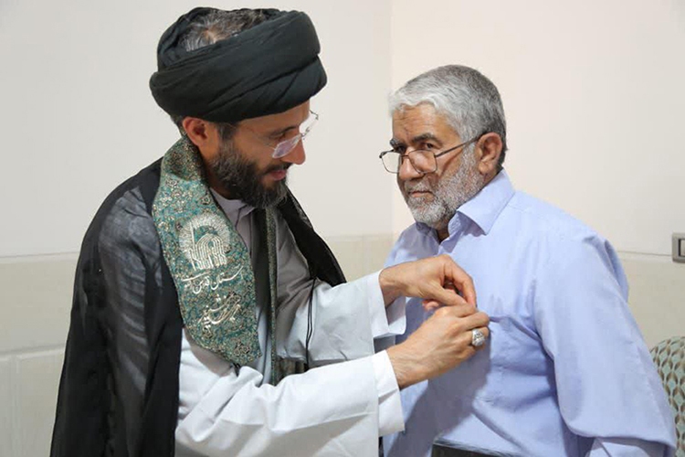 مدال افتخار آستان قدس رضوی به مفسر نهج&zwnj;البلاغه در یزد اهدا شد