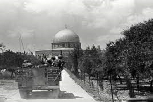 تکبیر کودکان و زنان فلسطینی در مسجد الاقصی برای مقابله با یورش صهیونیست‌ها + فیلم