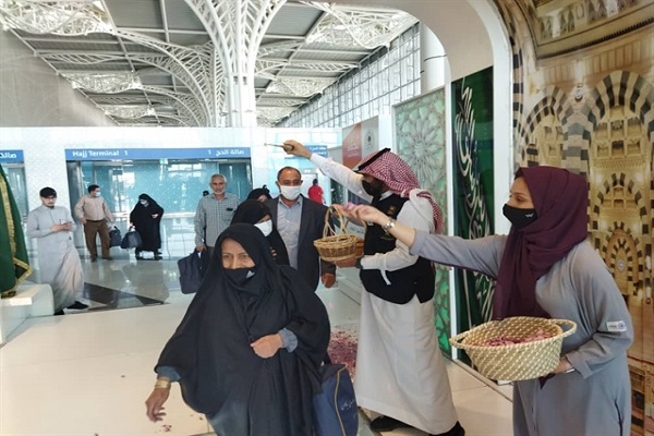 استقبال از زائران ایرانی در فرودگاه مدینه + عکس