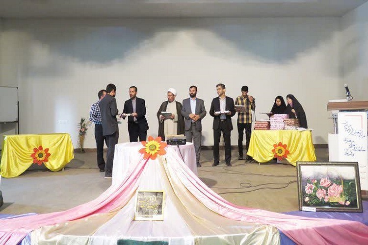 تجلیل رتبه&zwnj;های برتر مسابقات قرآن و عترت دانش&zwnj;آموزی ملایر 