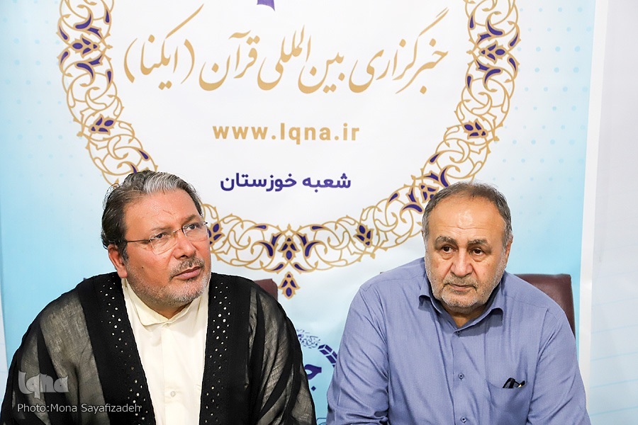 اهدای یک جلد قرآن کریم به آستان حسینی توسط خطاط اهوازی
