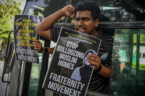 اعتراض مسلمانان هندی به تخریب منازل با بولدوزر