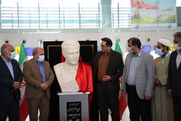 رونمایی از سردیس شهید سلیمانی در فرودگاه کرمان