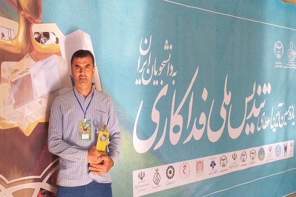 امیر مومنی برگزیده تندیس فداکاری دانشجویان ایران امیر مومنی برگزیده تندیس فداکاری دانشجویان ایران