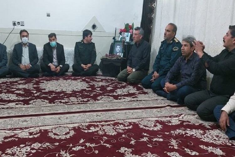 دیدار فرمانده یگان حفاظت محیط زیست کشور با خانواده شهید رضا بهرام پور، بوانات 