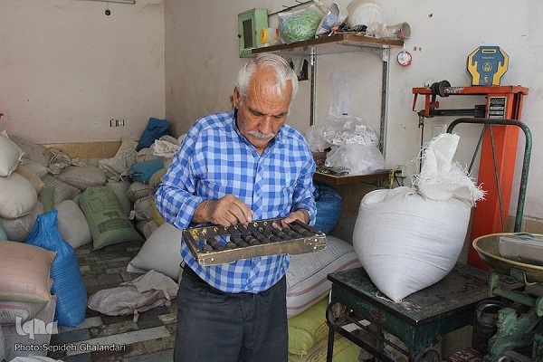 &nbsp;حسین اکبری؛ کاسب قدیمی 