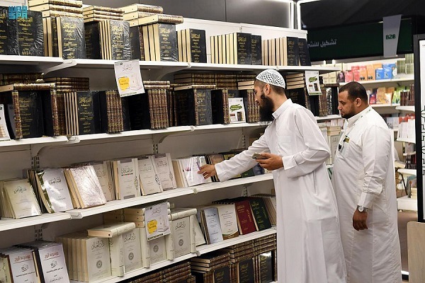 نمایش چاپ‌های مختلف قرآن در نمایشگاه کتاب مدینه