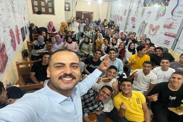 معلم مصری که از حافظان قرآن شهریه نمی‌گیرد + عکس