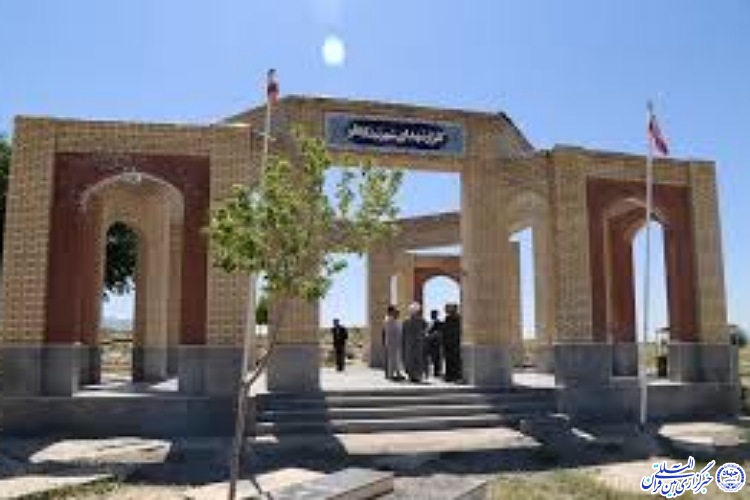 زمزمه دعای عرفه در جوار گلزار شهدای فاروج