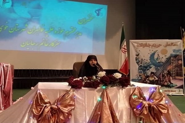 معرفی زنان شاخص در جامعه ضروری است