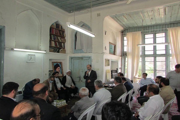 نصب پلاک افتخار «خانه نور» در بیت آیت‌الله رودباری
