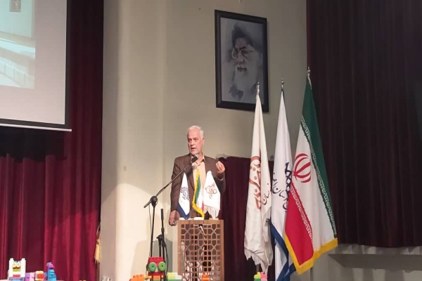 قاسم&zwnj;زاده شهردار اصفهان در آیین رونمایی از کتاب&zwnj;های پناهم باش و فکرشم نکن