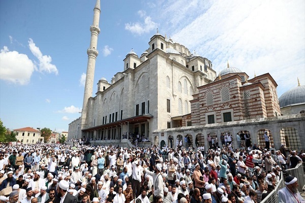حضور وسیع مردم در تشییع شیخ افندی در مسجد فاتح استانبول