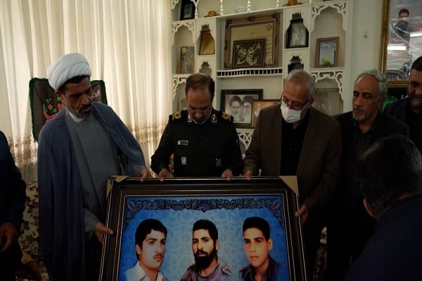سیدمحمد تقی شاهچراغی استاندار قم و خانواده شهیدان جعفری‌نیا