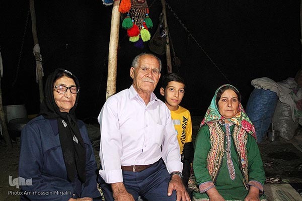 حاج احمد کرم‌نژاد نماینده عشایر و خانواده‌اش