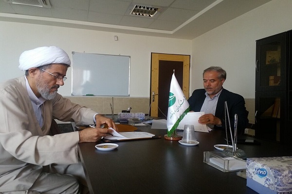  محمدتقی دشتی به نمایندگی از &laquo;مرکز پژوهشی مبنا&raquo; و حجت الاسلام والمسلمین محمدرضا زیبایی&zwnj;نژاد به نمایندگی از&laquo; پژوهشکده زن و خانواده &raquo;