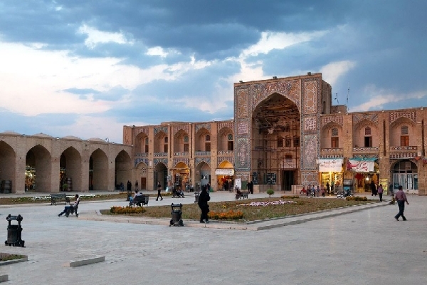 مرمت کاشیکاری سردر کاروانسرای گنجعلیخان کرمان
