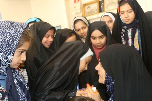 دیدار قرآن‌آموزان مؤسسه ثقلین با مادر شهید دهقانی