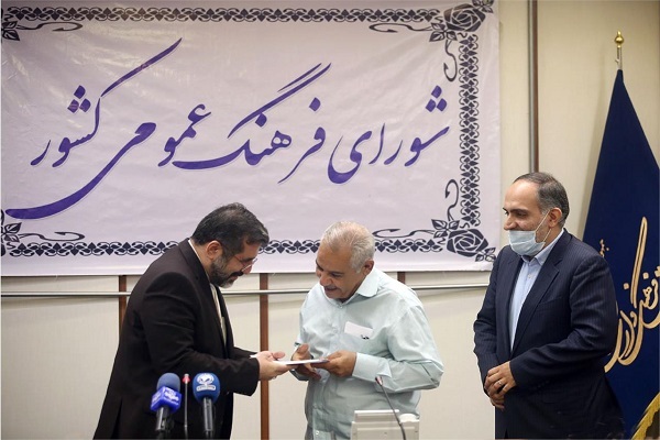 تجلیل وزیر ارشاد از راننده تاکسی امانتدار