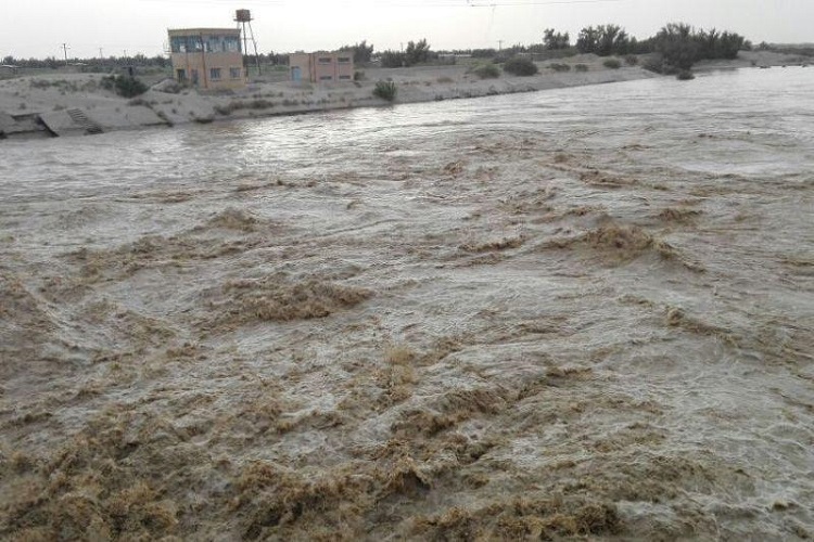 وقوع سیلاب در جاده‌های سمنان