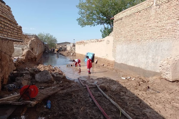 جاری شدن سیلاب در روستای آهنگران