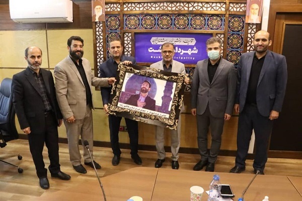 خالق سرود سلام فرمانده از سوی شهرداری رشت تجلیل شد خالق سرود سلام فرمانده از سوی شهرداری رشت تجلیل شد